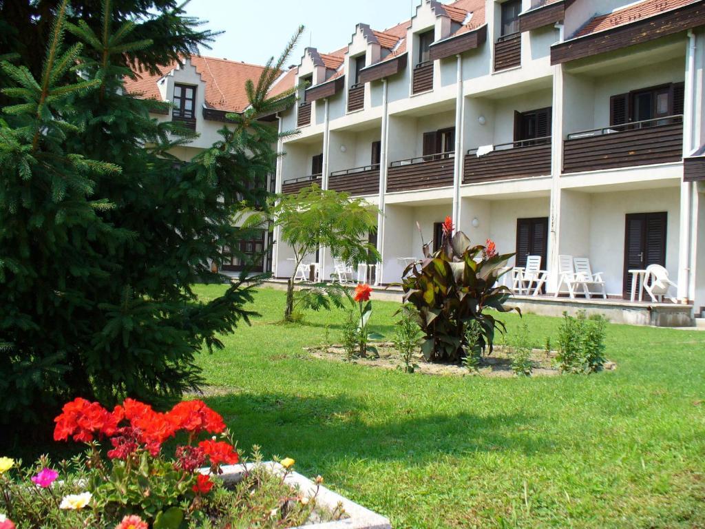 Siesta Club Apartman Harkany Ngoại thất bức ảnh
